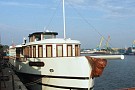 Моторная яхта Зурбаган индивидуальной постройки - вид спереди Моторная яхта Зурбаган индивидуальной постройки - вид спереди