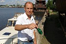 Бутылка шампанского о борт катера Бутылка шампанского о борт катера